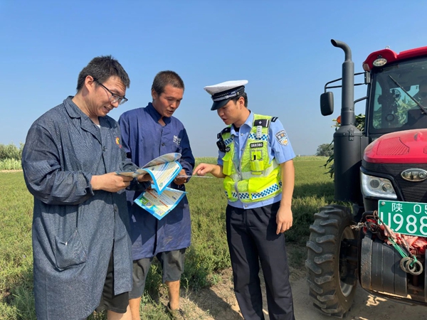 渭南高速交警开展“美丽乡村行” 交通安全宣传活动。