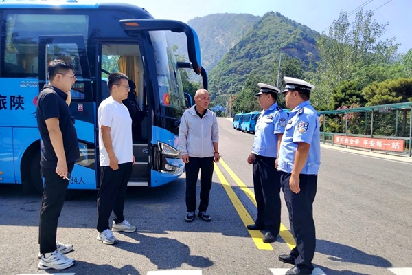 华州公安交警联合区交通运输局对辖区客运企业开展安全大检查.
