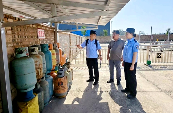 合阳县公安局金水派出所组织社区民辅警全面排查治理燃气安全隐患。