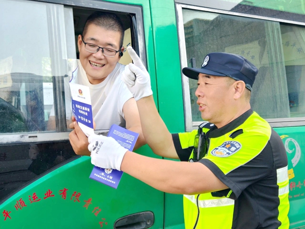 临渭交警走进客运站开展交通安全宣传活动。