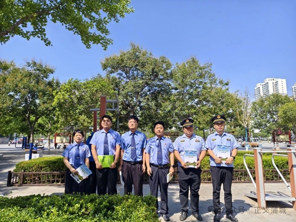 蒲城县人民检察院联合市生态环境局蒲城分局开展生态环境保护宣传活动。