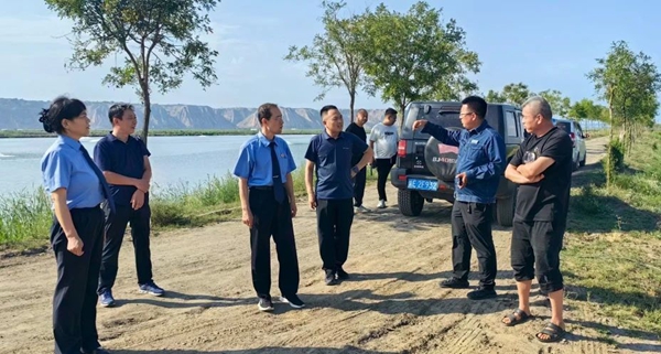 合阳县人民检察院组织公益诉讼检察部门干警开展检察宣传周活动。