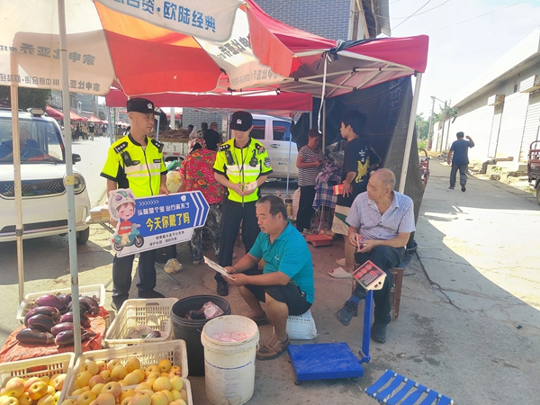 临渭交警走进集市普及安全知识。