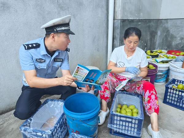 华州公安交警深入瓜果收购点开展交通安全宣传活动。