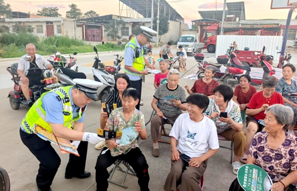大荔交警开展“美丽乡村行”交通安全主题宣传活动。