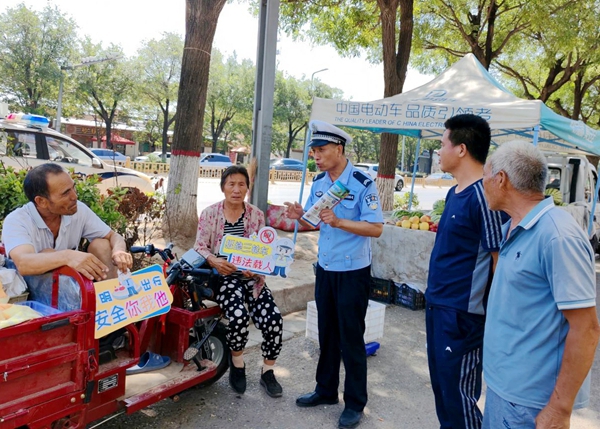 大荔交警开展交通安全宣讲活动。