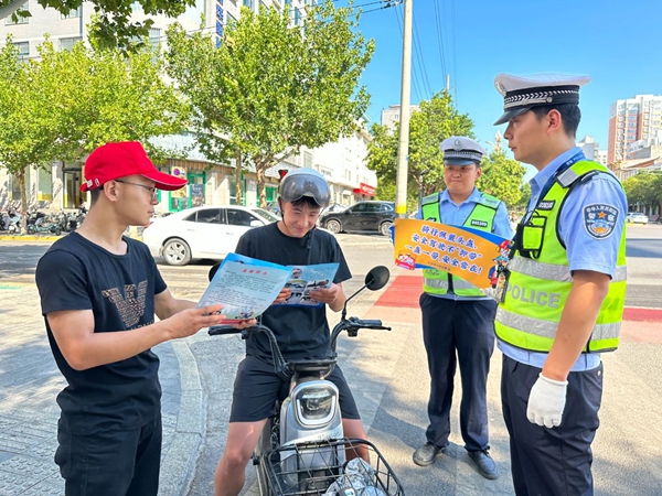 白水公安交警开展“车让车 安全行”主题宣传活动。