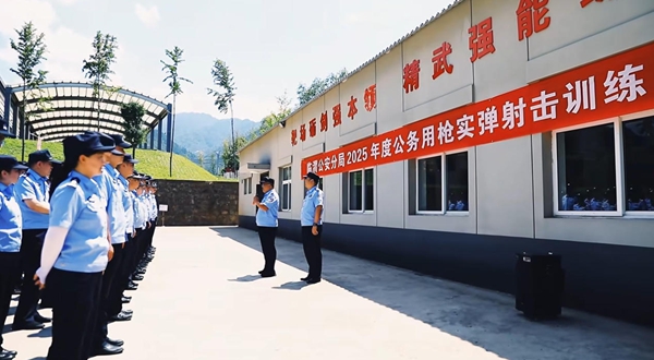 临渭公安分局组织开展实弹射击训练。