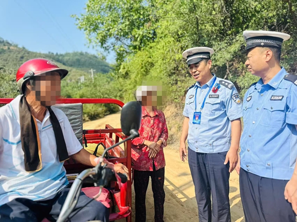 韩城交警走进农村开展“车让人 安全行”宣传。
