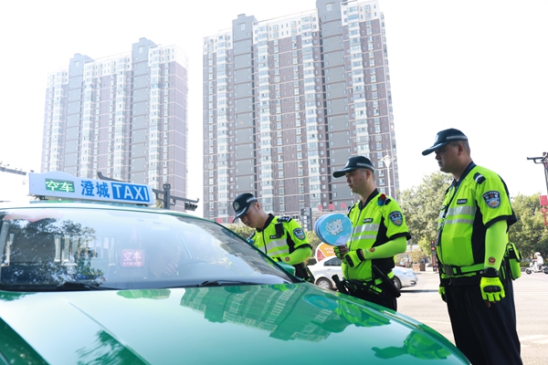 澄城公安交警开展“车让车 安全行”主题宣传活动。