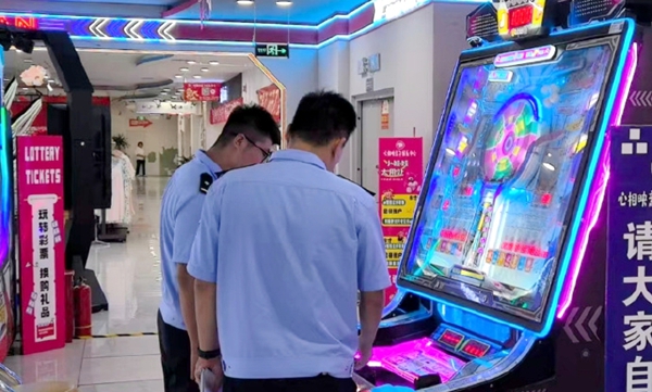 合阳县公安局治安大队组织警力对辖区游戏厅进行突击检查。