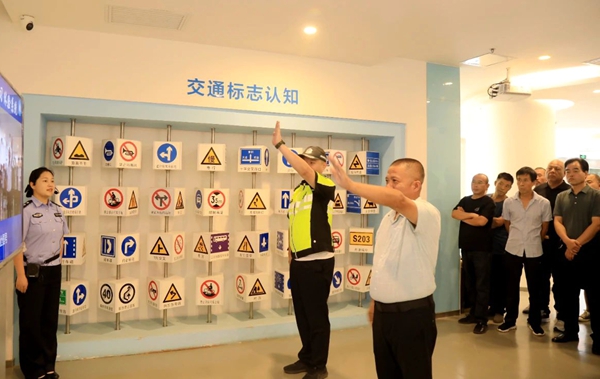 临渭交警组织校车驾驶员开展交通安全专题培训。