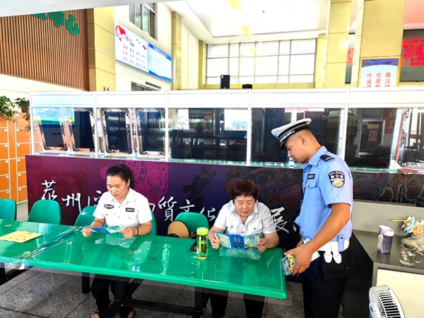 华州交警走进辖区客运站开展交通安全宣传活动。