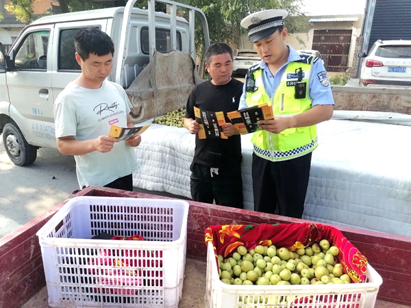 大荔交警深入集会开展交通安全宣传活动。