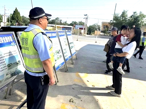 高新交警依托执法检查站开展“马路学堂”交通安全宣传活动。