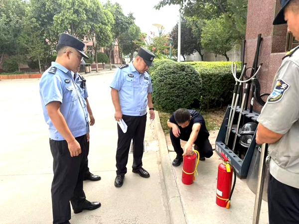 白水巡特警进校园排查隐患,为学生安全开学护航。 白水巡特警进校园排查隐患,为学生安全开学护航。