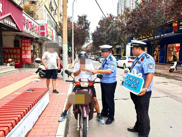韩城公安交警积极开展“文明交通 绿色出行”主题行动。 韩城公安交警积极开展“文明交通 绿色出行”主题行动。
