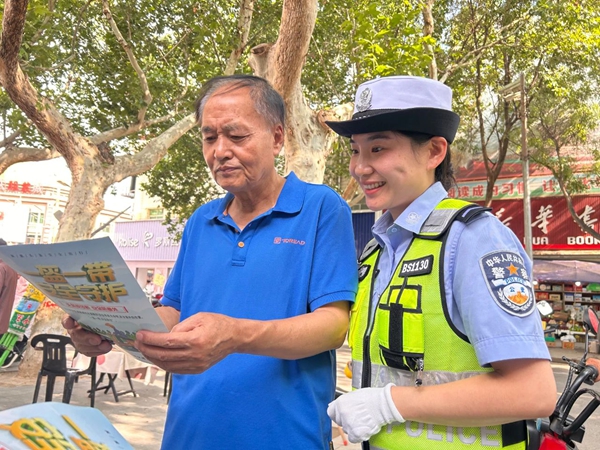 白水公安交警开展残疾预防日交通安全宣传活动。 白水公安交警开展残疾预防日交通安全宣传活动。