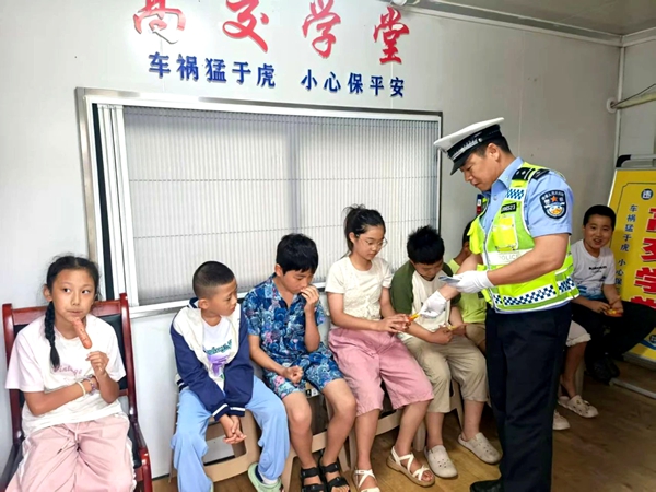 渭南高速交警开展未成年人“马路学堂”。 渭南高速交警开展未成年人“马路学堂”。
