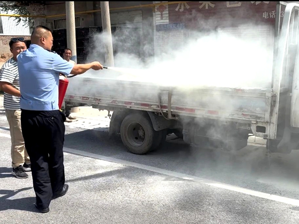 车辆突发自燃,大荔公安交警秒变“消防员”。 车辆突发自燃,大荔公安交警秒变“消防员”。