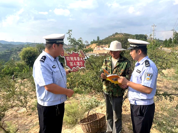 韩城市公安局交警大队持续组织民警深入田间地头，开展涉农交通安全宣传。