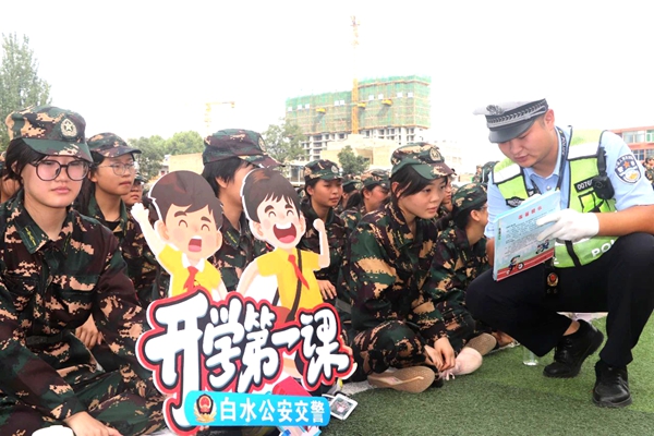 白水交警深入校园开展交通安全宣传活动。