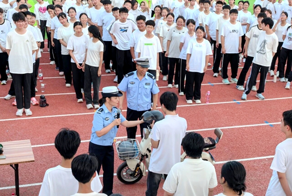 大荔交警深入盛达实验高级中学开展交通安全第一课。