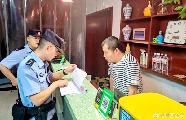 合阳路井派出所组织民警深入辖区“九小场所”开展治安清查。