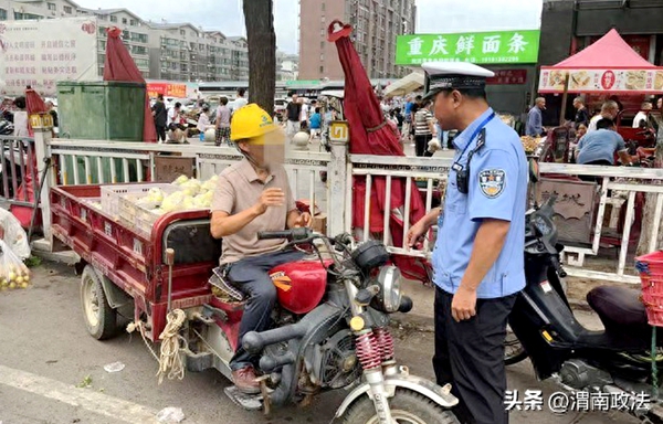 韩城公安交警持续整治马路市场除隐患.