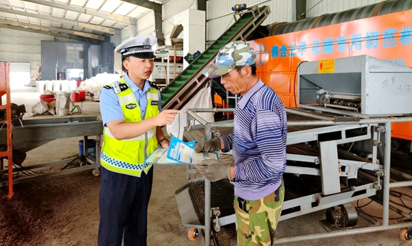 渭南高速交警走进同家庄镇开展夏秋季道路安全专题宣传活动。