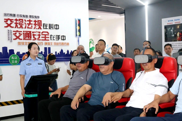 高新交警组织校车司机沉浸式体验交通安全教育基地。