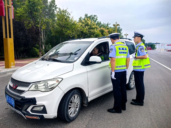 大荔公安交警开展夏秋季交通安全整治，守护群众出行安全。