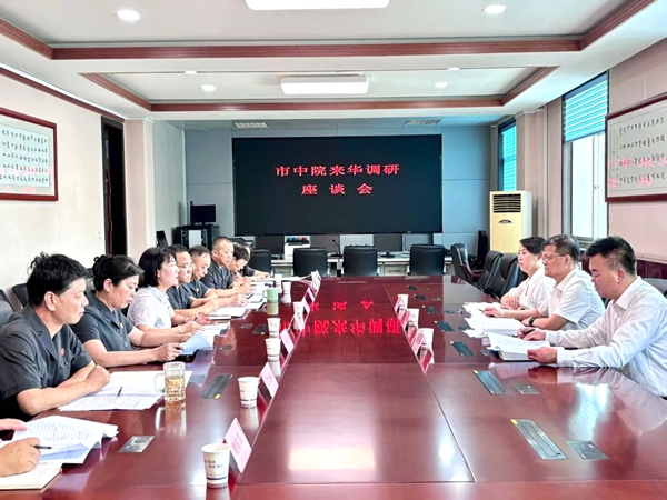 渭南中院党组书记赵进轩赴华州法院调研。