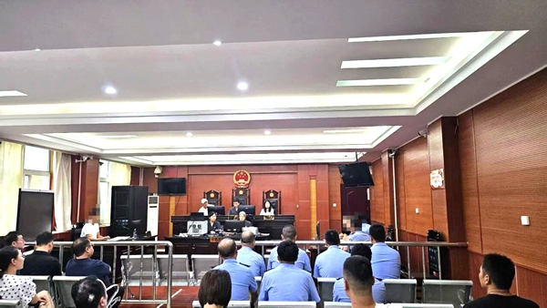 华阴法院邀请25家行政单位旁听一起行政诉讼案件庭审。