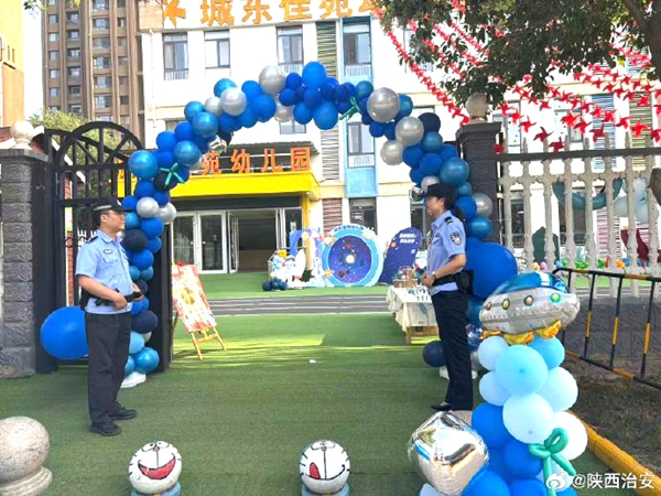 渭南韩城新城派出所组织警力在辖区学校开展“护学岗”工作。