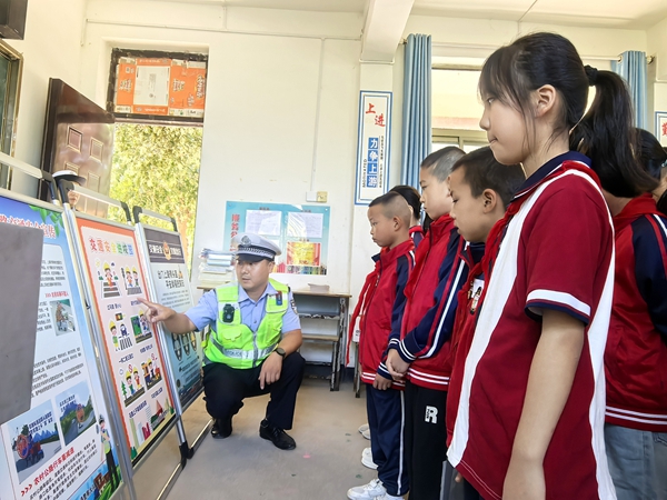 华阴交警走进学校开展“开学交通安全第一课”主题宣传活动。