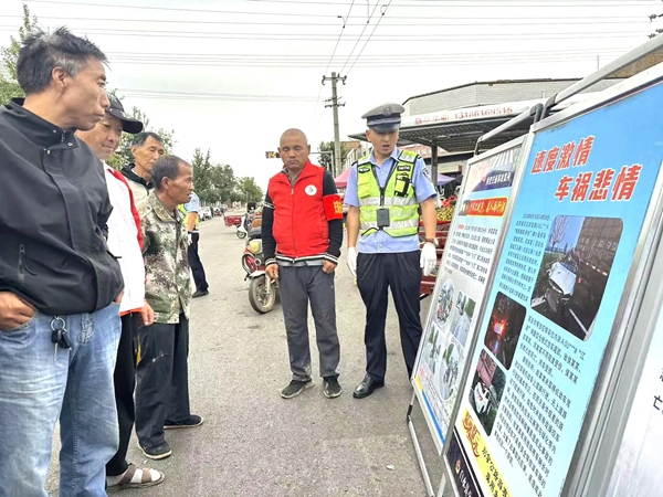 白水公安交警开展“美丽乡村行”交通安全宣传活动。