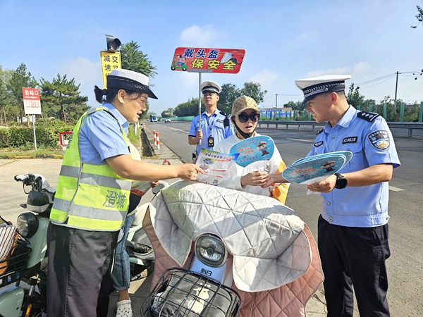 澄城交警在交警临时检查站开展交通安全宣传活动。