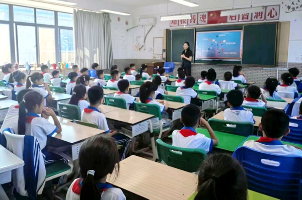 韩城法院象山法庭走进桢州学校开展法治宣讲活动。