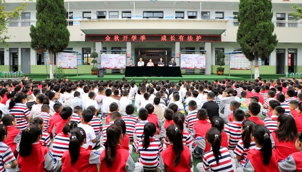 潼关法院走进学校开展法治教育。