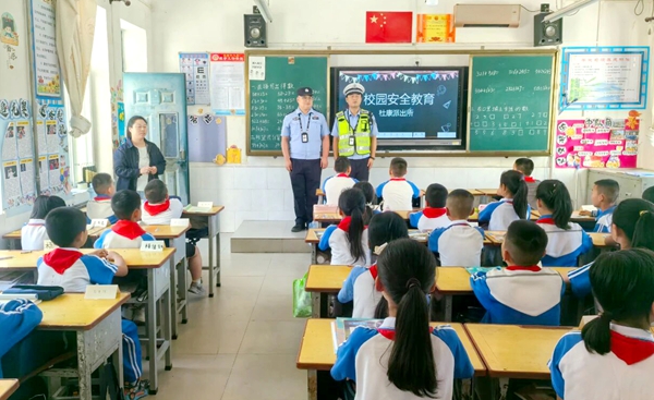 白水县公安局法治副校长为师生们带来法治教育“开学第一课”。