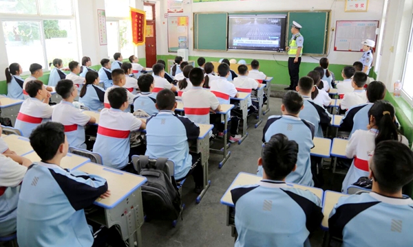 潼关交警走进城关第一初级中学，开展交通安全“开学第一课”。 