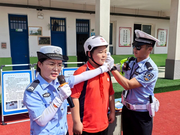 蒲城交警开展“开学第一课”交通安全宣讲活动。