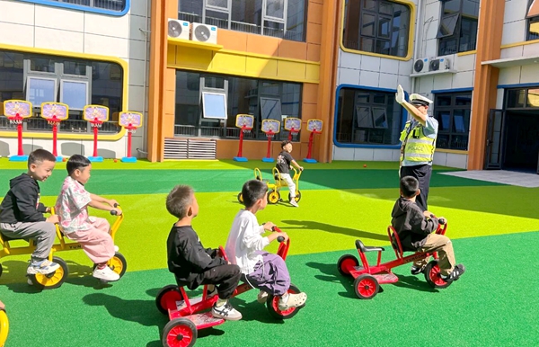 白水公安交警走进幼儿园带领萌娃学安全。