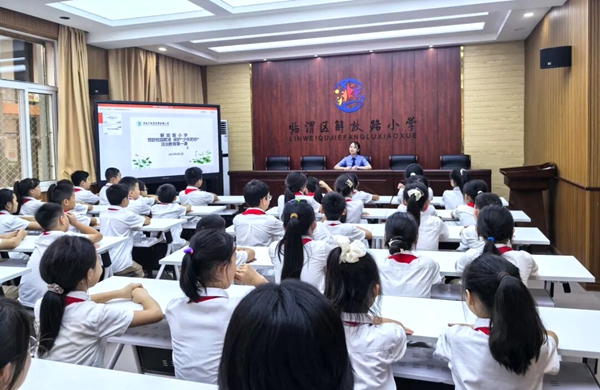 临渭区人民检察院“冬蕾姐姐”未检团队成员走进临渭区解放路小学讲授法治课。