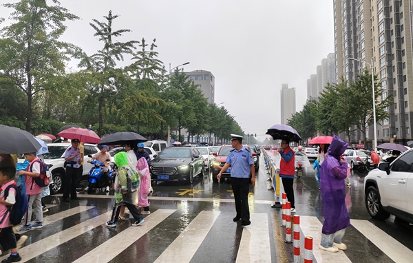 韩城交警冒雨坚守岗位，全力守护辖区道路安全与通行秩序。
