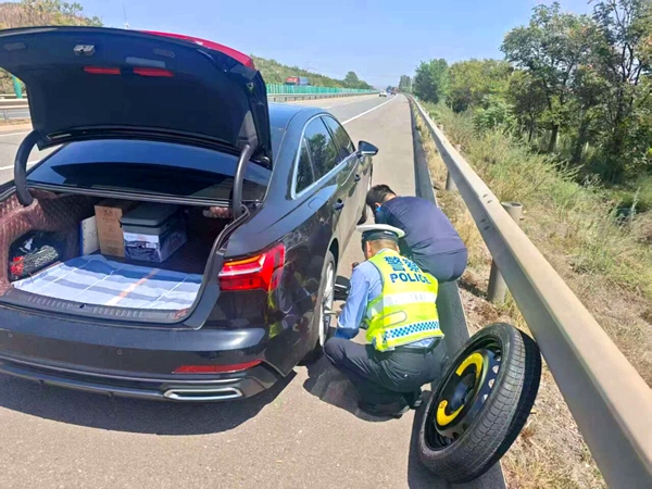 车辆突发爆胎，渭南高速交警紧急救助。