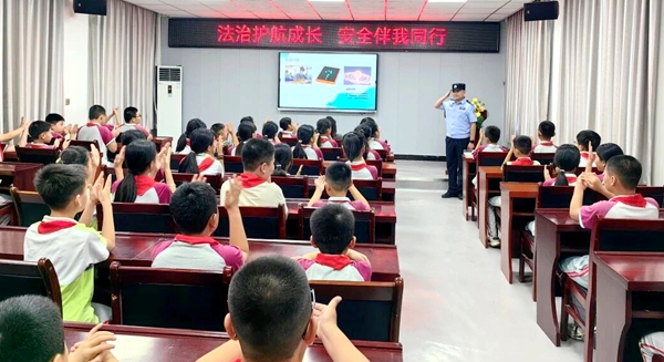 华州公安为全区师生送上“法治大礼包”。