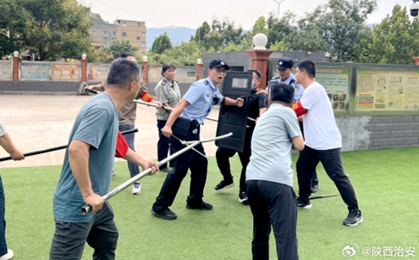 韩城桑树坪派出所联合辖区学校开展防暴应急演练。