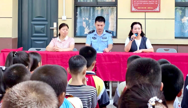大荔县公安局羌白派出所组织民警深入辖区中小学开展法治宣传。